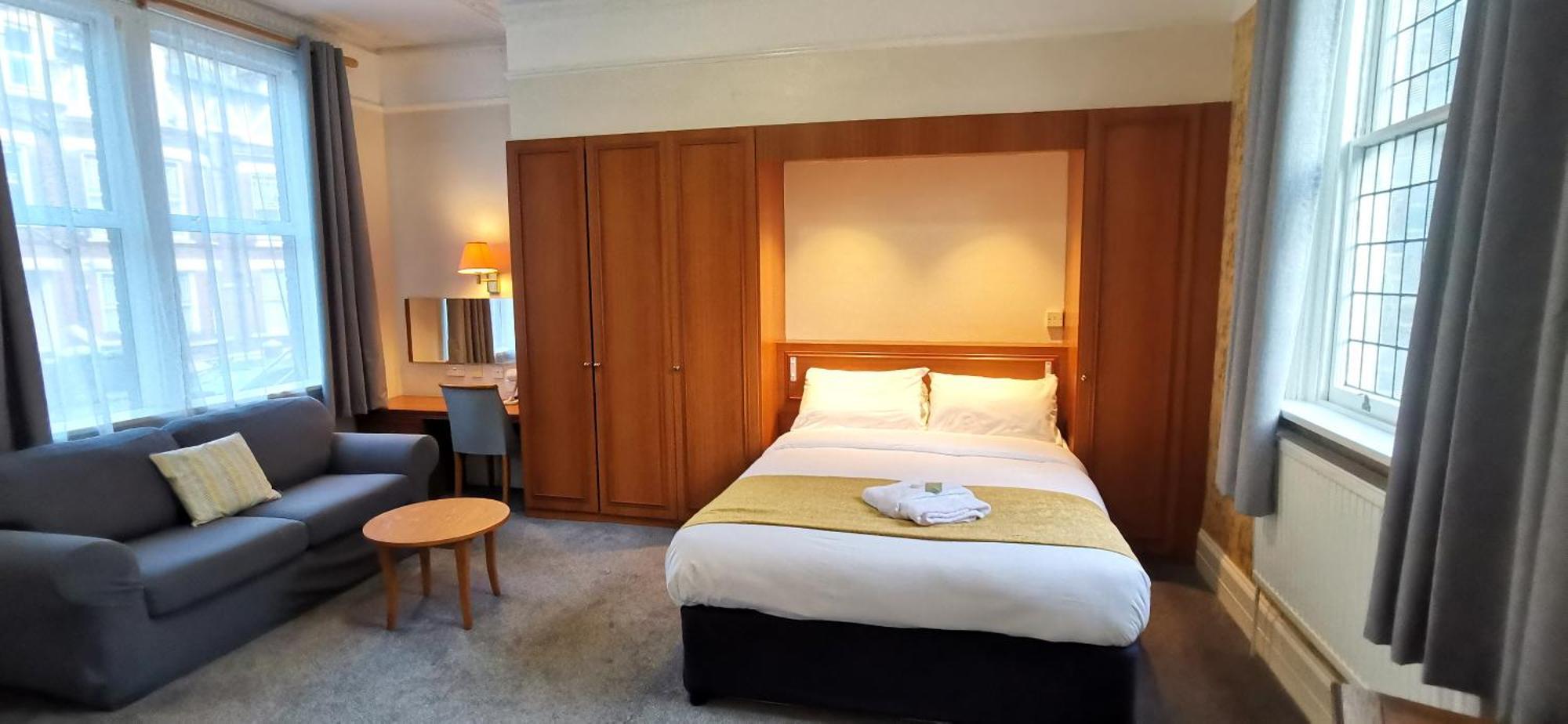 Russell Hotel 2*